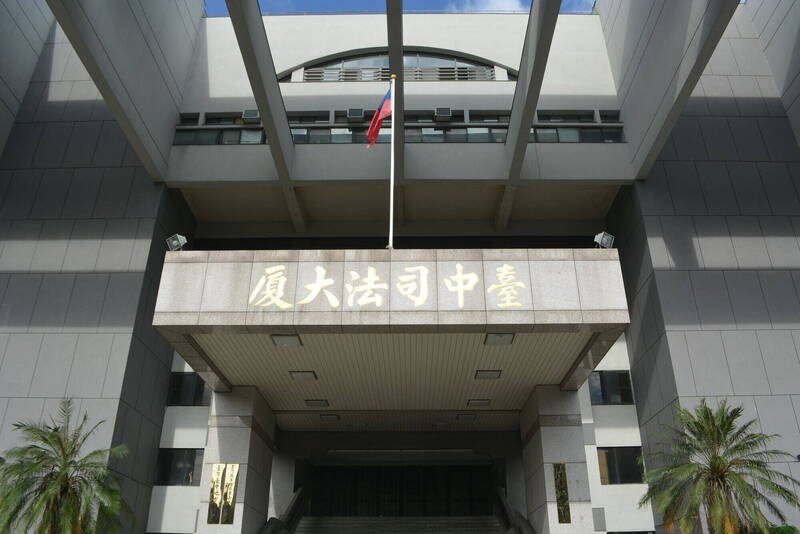 台中林姓男子，今年5月接连前往3间寺庙行窃功德箱，落网后坦承犯行，台中地院判处8月徒刑。（记者陈建志摄）