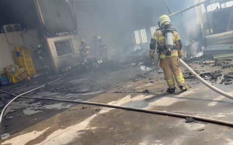 消防人员约20分钟控制火势，详细起火原因仍待调查。（图由民众提供）