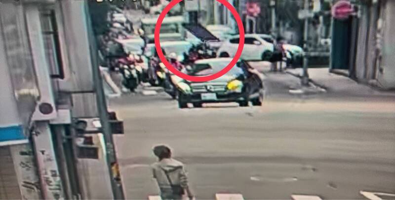 北市大安区1处大楼窗户从天而降，险些砸到路过民众。（记者陆运锋翻摄）