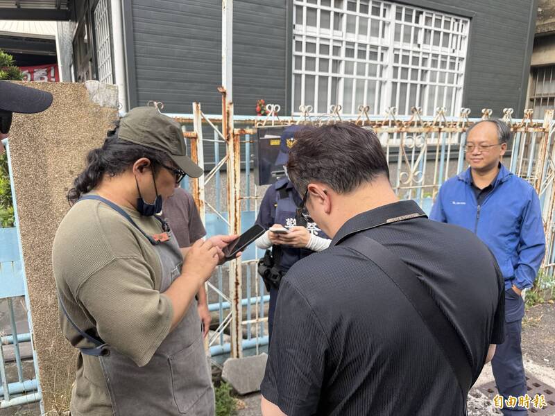 二手货商陈姓男子（左一）起初天真的把未爆的迫击砲抱上车，警方对他调查了解案发经过。（记者王俊忠摄）