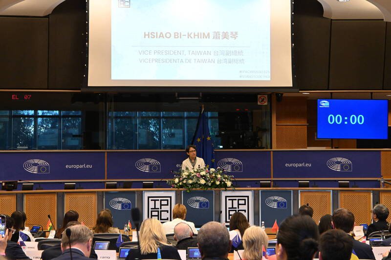 副总统萧美琴7日在「对中政策跨国议会联盟」（IPAC）于欧洲议会举行的年度峰会发表演说，欧洲议会议长、欧盟对外事务部、比利时外交部皆对萧美琴访问行程知情。 （中央社）