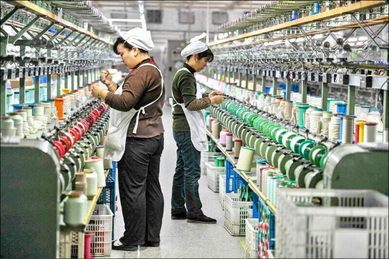 中国10月消费者物价指数（CPI）虽然转正，但仍趋近于零，而生产者物价指数（PPI）则连续第37个月下跌，凸显中国因内需疲软和贸易不确定性，仍面临持续的通缩压力。 （法新社文件照）