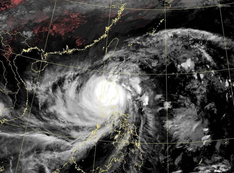 凤凰台风今天在菲律宾登陆，至少造成2人丧生，逾100万人被迫撤离。（图撷自气象局）