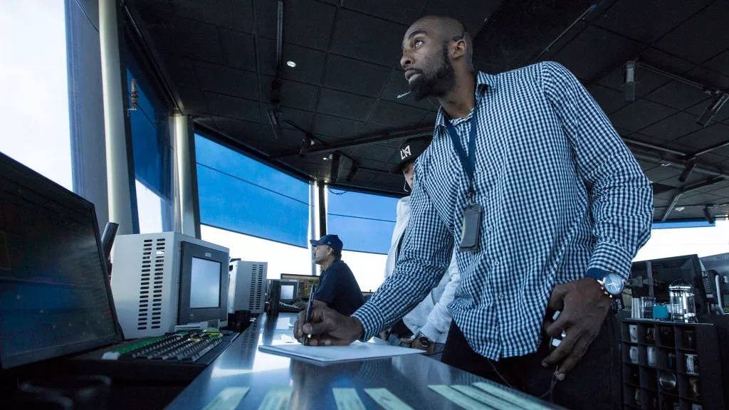 政府停摆 空管员要打两份工 有人开Uber送外卖