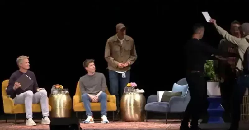 OpenAI奥特曼为黄仁勋说话 男子突然冲上台…