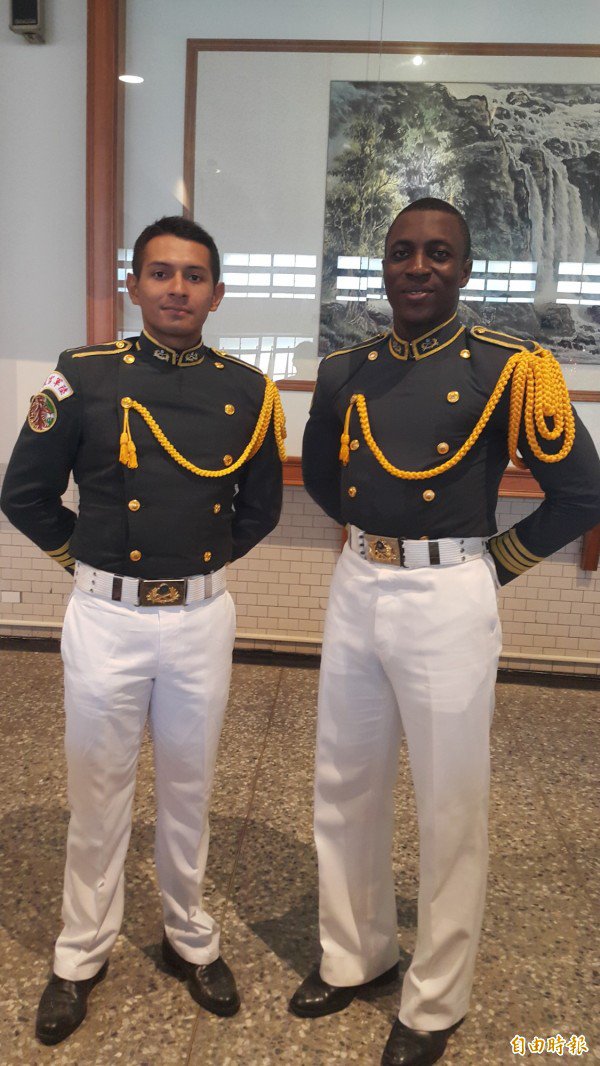 交换学生梅岱与卢汉（左）来台读书变成好友（记者陈文婵摄）