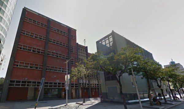 委员希望约四层楼高的通风口可以移置到基地内部，但都发局表示有一定难度。
（翻摄Google地图）