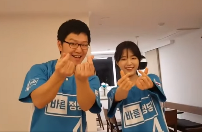 南韩政坛「国民岳父」刘承旼的貌美女儿刘潭，以31岁的年龄成为仁川大学教授，被警方调查有无特权。图为刘潭2017年和胞兄一起为父亲助选。（图撷自刘承旼脸书）