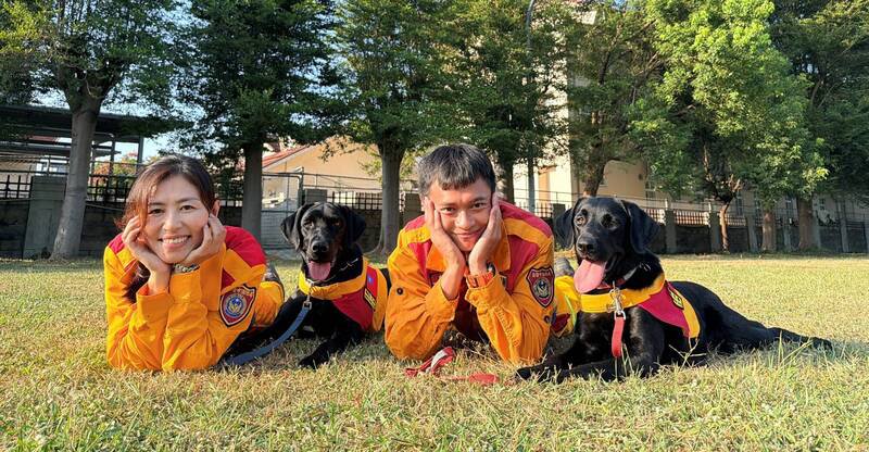 领犬员小队长罗竹君（左）与搜救犬Clint（克林）、队员温堤钧（右）与搜救犬Candice（坎蒂斯）目前已通过IRO国际A级认证。（记者吴升儒翻摄）