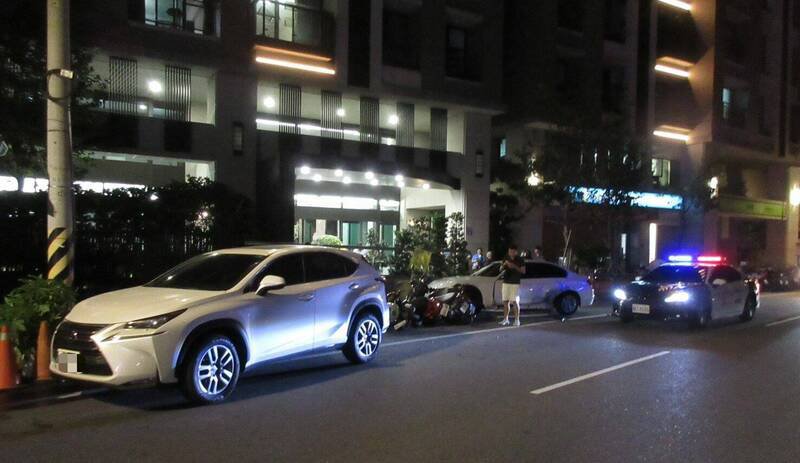 台中游姓女子，昨晚驾驶Lexus自小客车，行经大里区仁化路时，疑似精神不济，失控撞上停在路边的1辆BMW自小客车，以及13辆机车。（记者陈建志翻摄）