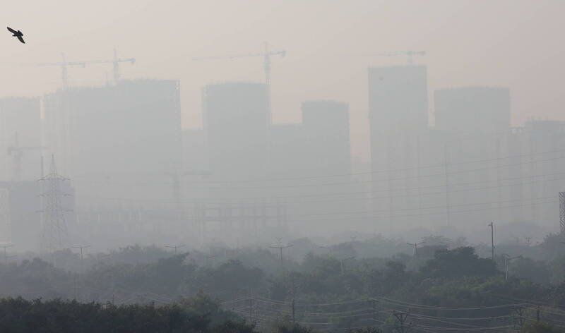 新德里被雾霾垄罩，能见度极差。（欧新社）