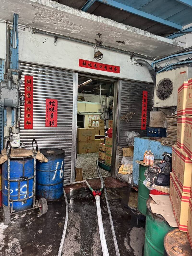 台中市沙鹿区一处食品加工厂火灾，疑一楼的麻油机台起火。（民众提供）