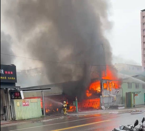 铁皮屋全面燃烧，火舌和浓烟直窜。（民众提供）