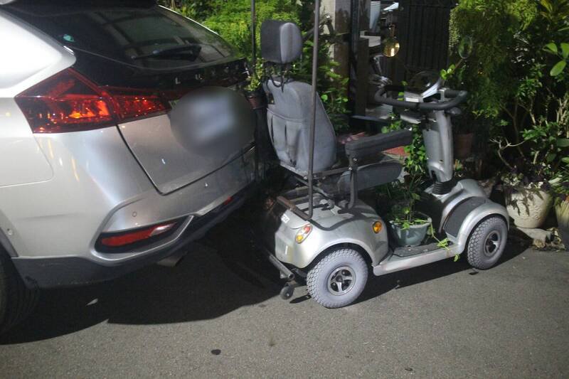 台中赖姓男子开宾士车撞上电动辅助车，并撞凹自小客后保险杆却肇逃，警方调阅监视器让他百口莫辩。（记者陈建志翻摄）