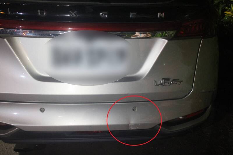 台中赖姓男子开宾士车撞上电动辅助车，并撞凹自小客后保险杆却肇逃，警方调阅监视器让他百口莫辩。（记者陈建志翻摄）