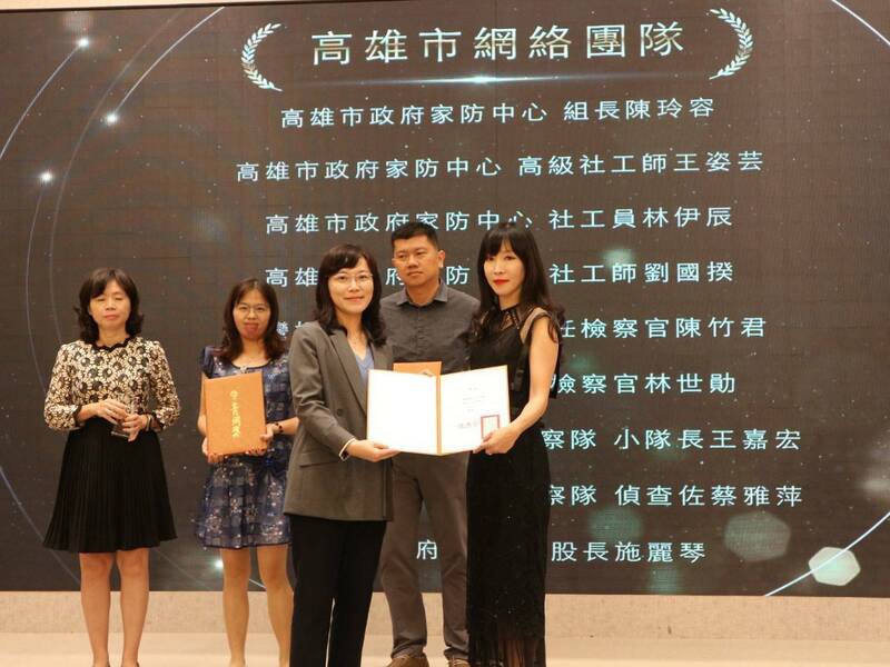 主任检察官陈竹君（右一）与检察官林世勋（右二）以〈剪断提线•让伤痛跨越沉默—共建性别暴力防护屏障〉荣获优选奖。（桥检提供）