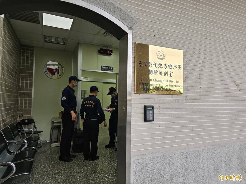 彰化传出母女双尸命案，检警进行相验，家属哀痛不已。（记者刘晓欣摄）