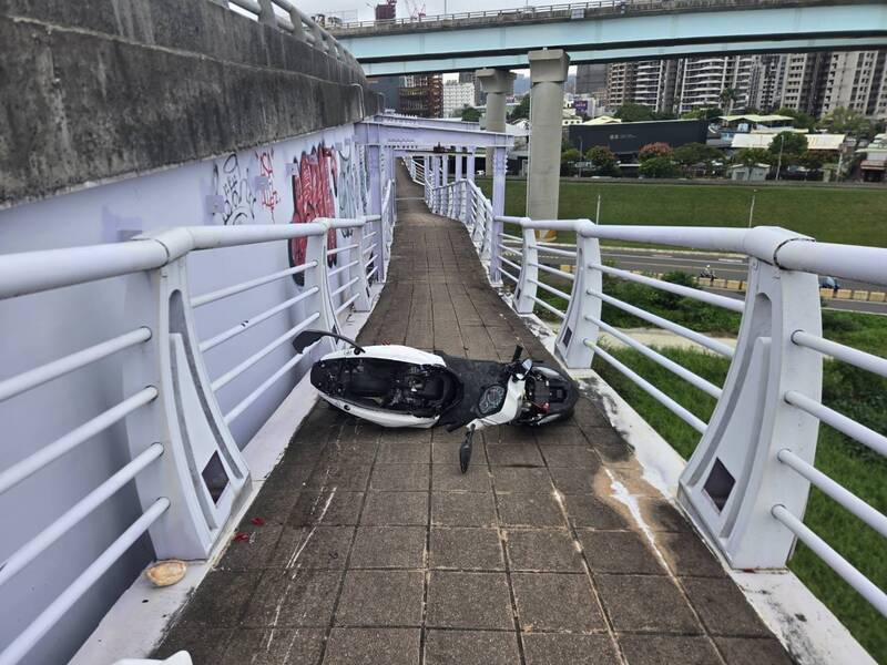 曾姓男子今天骑机车上新北大桥，突然在上桥处撞上护栏，头部受创倒地，路人见状报案，曾姓骑士到院仍不治，至于车祸肇因，仍待进一步调查厘清。（记者吴仁捷翻摄）