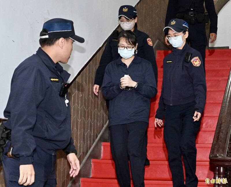 高等法院20日开庭审理恶保母刘彩萱、刘若琳姊妹被控凌虐1岁10月大男童「剀剀」致死案，刘彩萱在法警戒护下出庭应讯。（记者罗沛德摄）