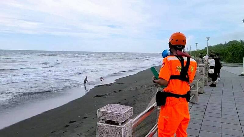 海巡署提醒民众切勿前往海边观浪、垂钓或从事其他水域活动，违者将开出罚单。（记者姚岳宏翻摄）