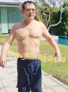 62岁李连杰大秀肌肉 力破换心脏谣言 却不料被身后豪宅抢了风头