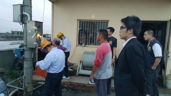 屏东检警查获养殖户非法窃电。（记者李立法翻摄）