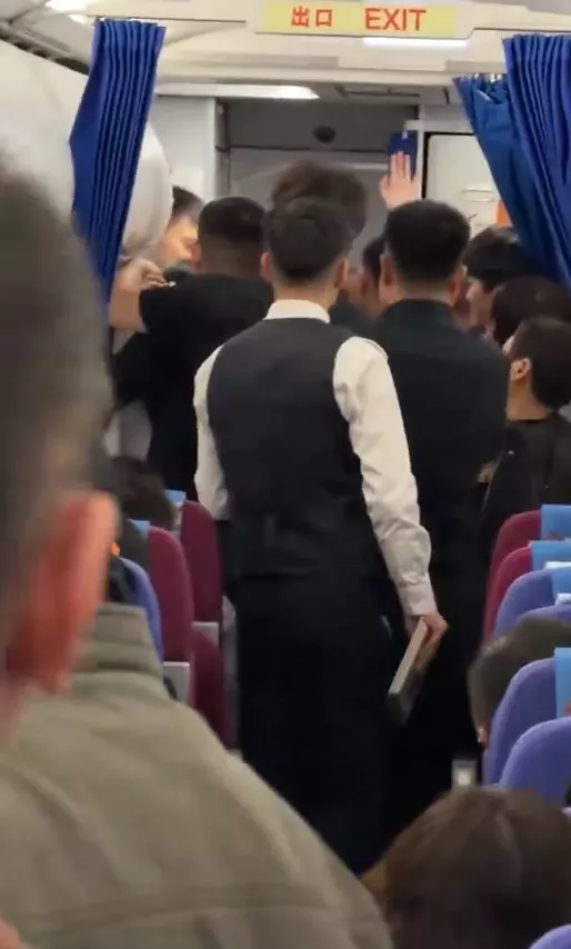 网友称“超龄孕妇拒下飞机致延误”，航空公司回应