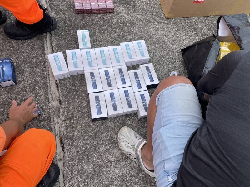 林姓船长不仅走私加热烟，也非法载运加热器入境。（海巡署侦防分署宜兰查缉队提供）