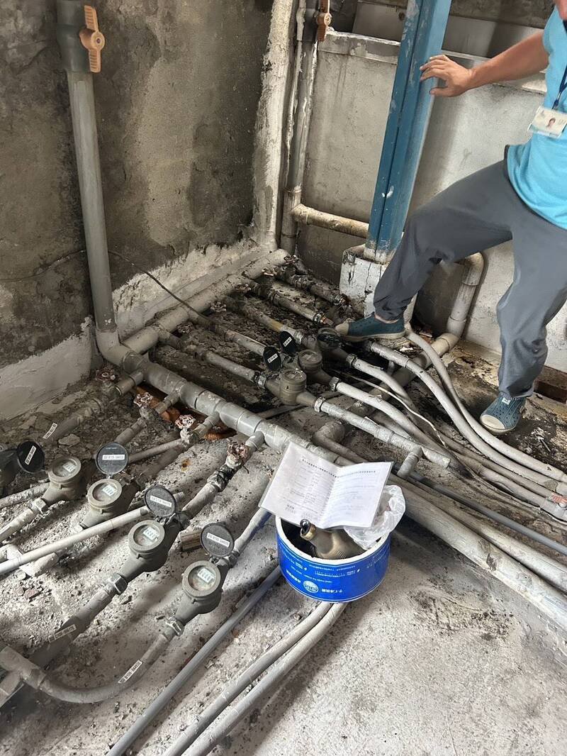 警方会同市府人员、台电、自来水公司人员，执行断水断电。（记者王冠仁翻摄）