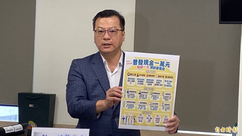 彰化县警察局刑警大队副大队长张安进，现场宣导诈骗集团以假检警或钓鱼网站行骗，呼吁民众登记入帐现金，一定要认明官网10000.gov.tw。（记者张聪秋摄）