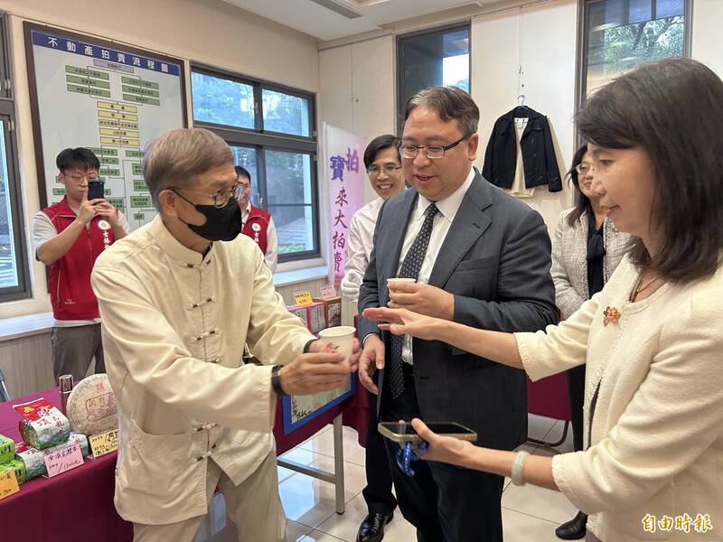 针对拍卖所得后续处理，法务部政务次长黄世杰说明，各地检署嘱托执行分署拍卖后的价金，将全数依法由检察机关专户保管，不会流入公库或挪作他用。（记者刘咏韵摄）