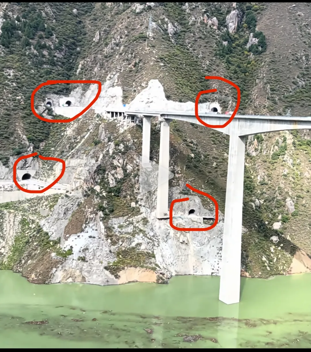 1月才合龙！四川大桥垮塌 场面震撼