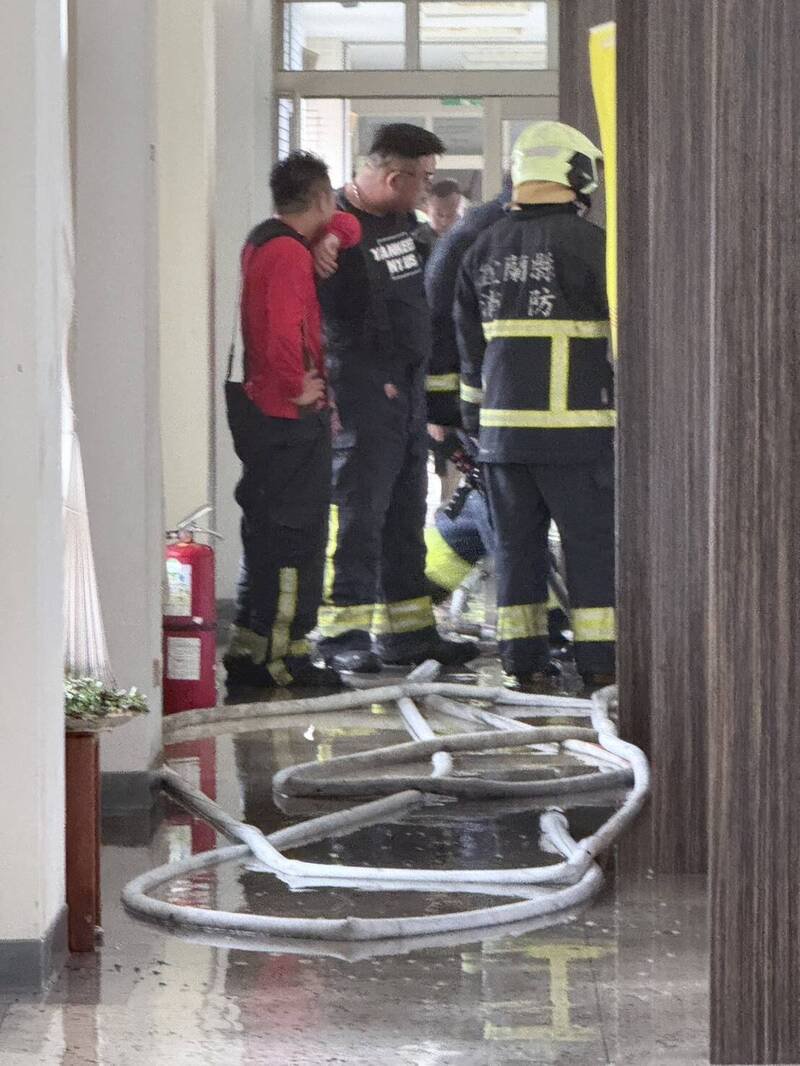 宜兰县消防局获报派出3个分队赴佛光大学灭火。（民众提供）