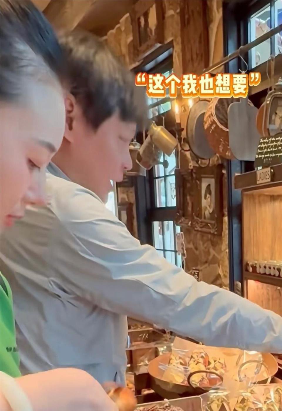 范志毅夫妇一起逛街，17岁年龄差像“ 父女”，老婆个漂亮但管得严