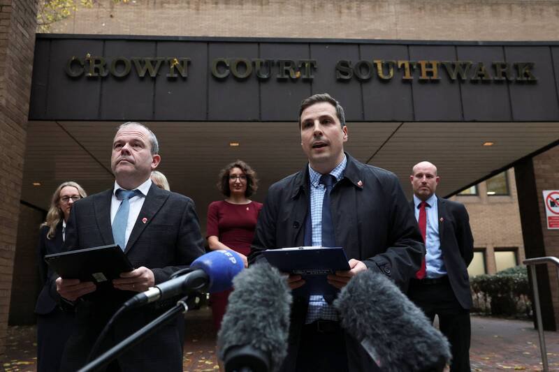 警方在法院外向媒体说明这起英国史上最大宗洗钱案的案情。（路透）