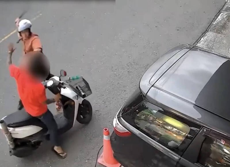 高雄机车窃贼持起子拒捕，并攻击员警遭强制压制。（民众提供）