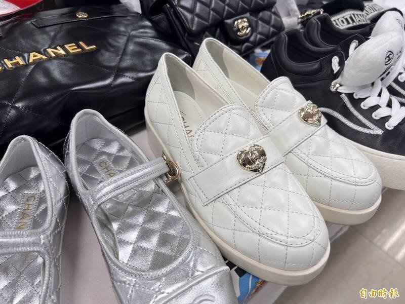 警方搜出大批中国仿冒名牌精品。（记者姚岳宏摄）