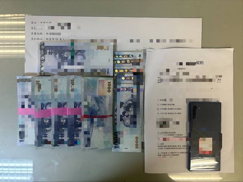 彰化县和美警方从车手身上起出60万元与相关证件。（民众提供）