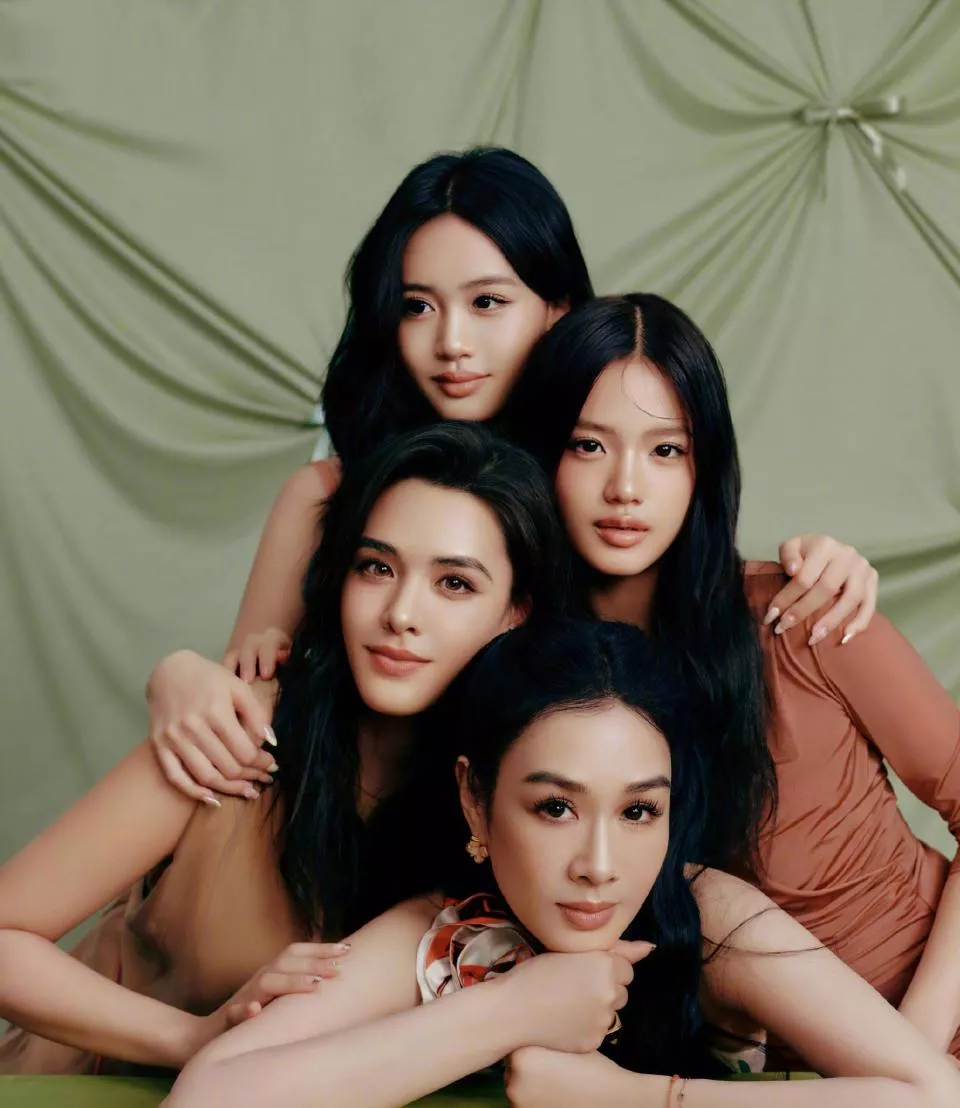 香港知名女歌手与李克勤儿子，手牵手亲密互动