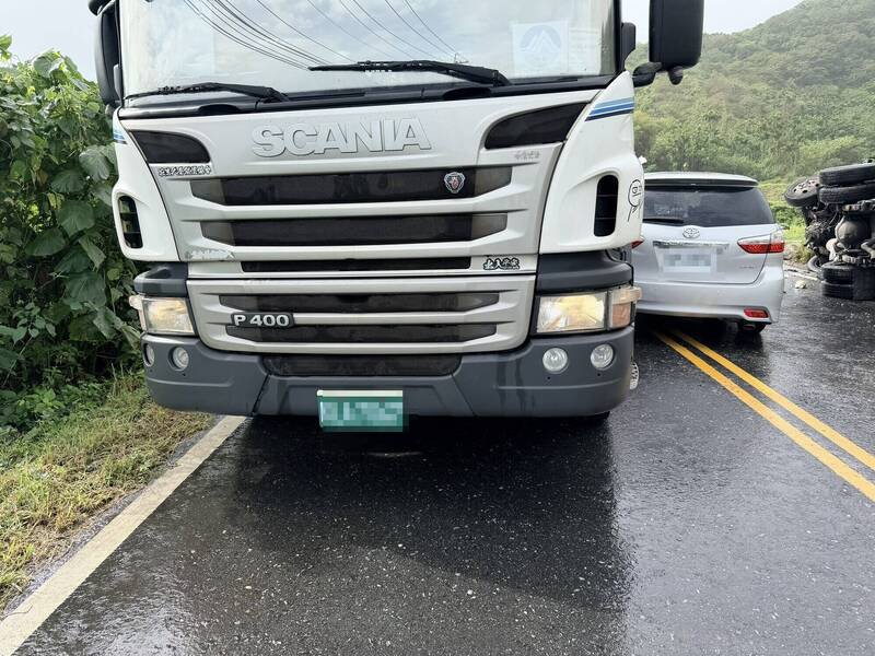 花东海岸公路台11线39公里、亦即丰滨乡矶崎海滨大石鼻游憩区附近，今天上午9点多发生一起3车相撞的重大车祸。（民众提供）