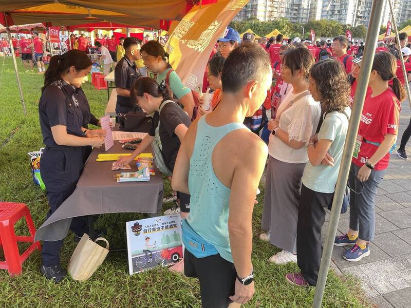 内湖警会讲宣导团向参与民众宣导交通安全及反诈骗。（记者郑景议翻摄）
