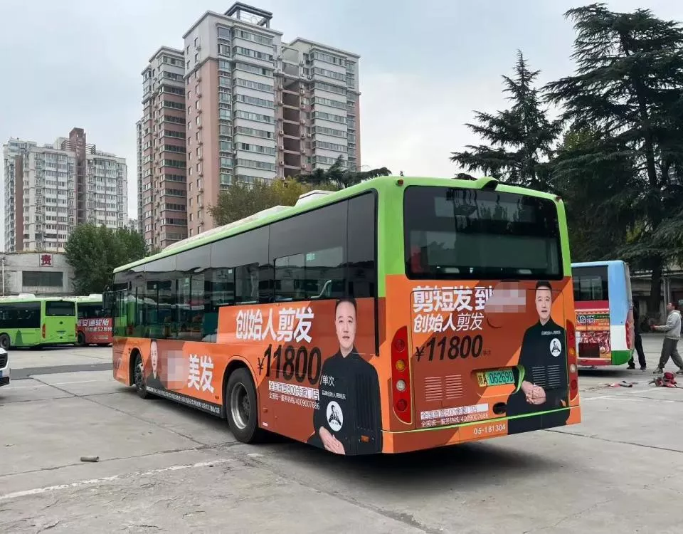 美发店推创始人剪发单次11800元，客服称“预约挺多需排队”