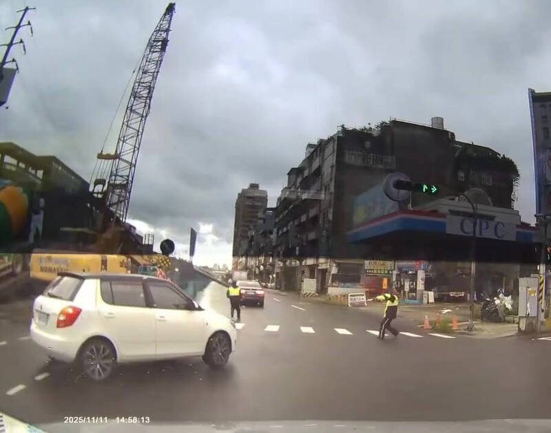 一辆轿车昨午行经新北树林区大安路段时，不巧被捷运施工厂商吊车吊挂脱落的特密管砸中。（翻摄记者爆料网）