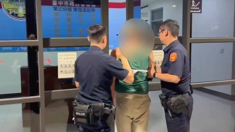 台中杨姓男子，昨天深夜到东区一家清粥小菜店砸店，并造成3名店员、1位劝阻民众受伤，遭警方逮捕移送法办。（记者陈建志翻摄）