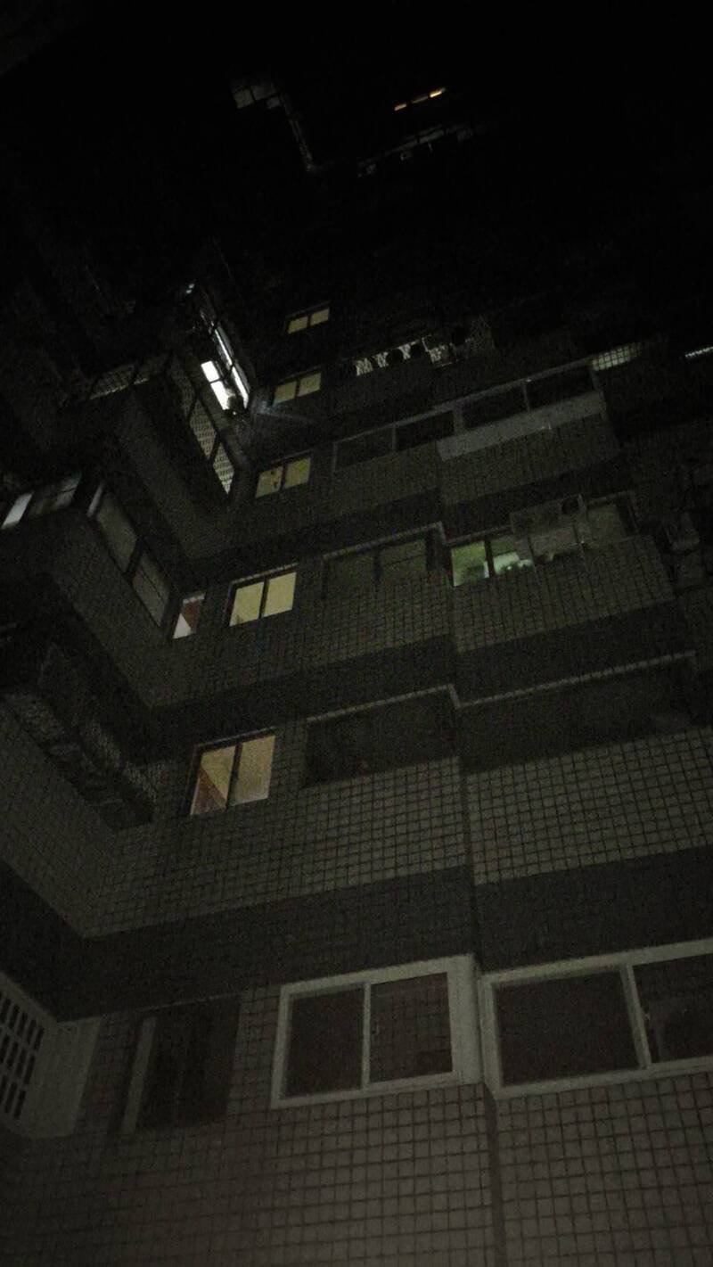 大树区男子在大楼社区8楼烧杂物，引起虚惊。（民众提供）