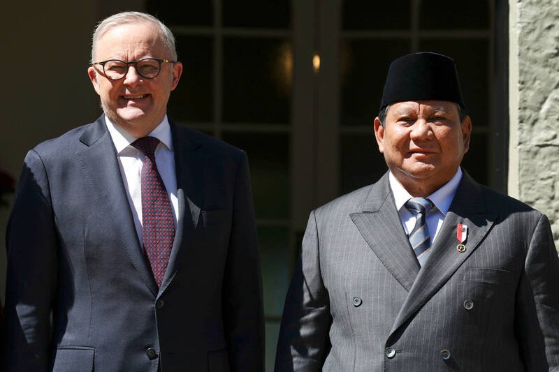 澳洲总理艾班尼斯（左）与印尼总统普拉伯沃12日在雪梨共同宣布，达成新安全条约，将加强军事合作。（法新社）