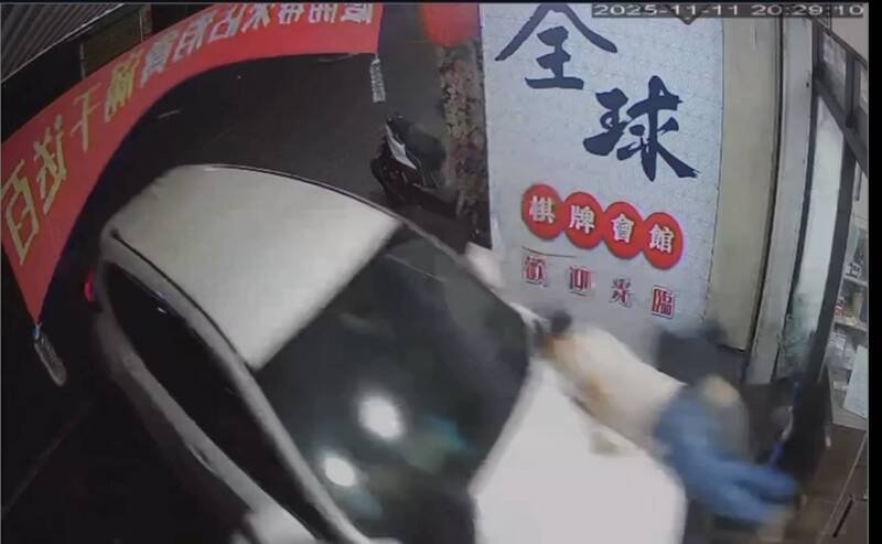 惊吓破表！一辆休旅车失控撞入一家店内，撞上在门口聊天的4人。（民众提供）