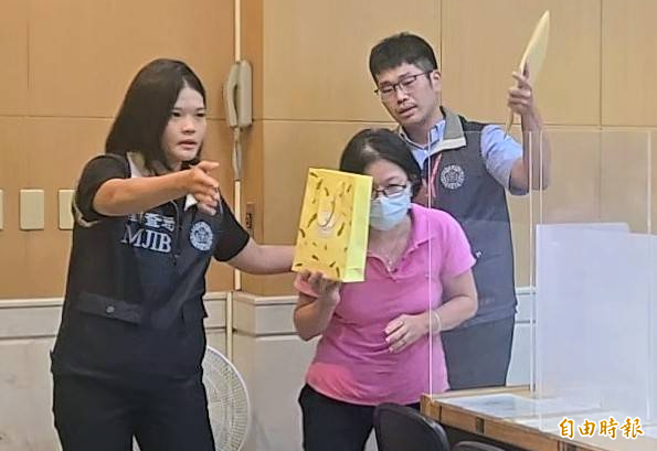 吕姓、蔡姓业者涉行贿新店户政事务所技术工王子谊（中），检调搜索约谈。（资料照）