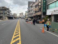 堆高机马路上回转！机车闪避不及撞上牙叉 惊悚影像曝光