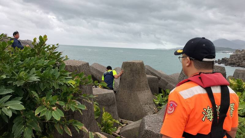 基隆市62岁张姓钓客，今天下午在八尺门渔港防波堤消波块上下竿时，突然昏倒在消波块上，基隆市消防局、港务警察总队和平岛中队、海巡署第二岸巡队等单位，赶紧将他送医急救。（记者林嘉东翻摄）
